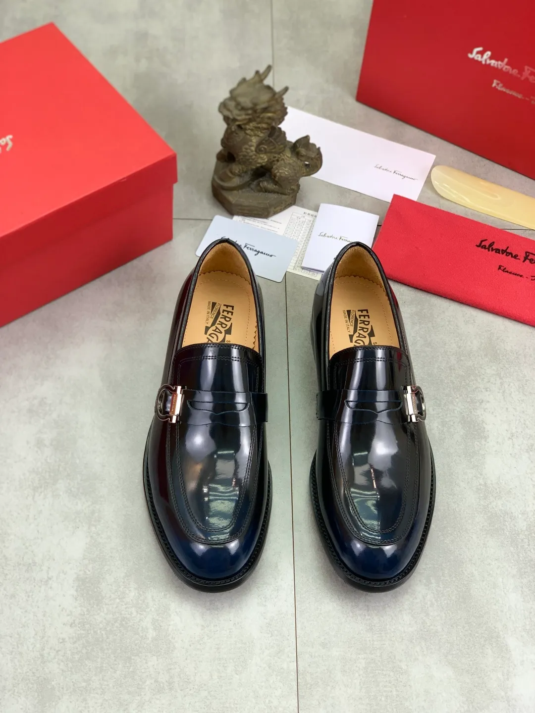 Men's Men's Shoes 💰P562💰[New Style] Water-dyed Niuli 🆘[Salvatore Ferragamo] Ferragamo's latest casual business leather shoes for men! Listed simultaneously! The fabric is made of specially imported original open-edge beaded calfskin, and the interior is made of imported water-dyed cowhide. It is absolutely luxurious and leads the fashion trend. Matching code: 38-44 (45 and 46 can be customized) Black, brown and burgundy colors available